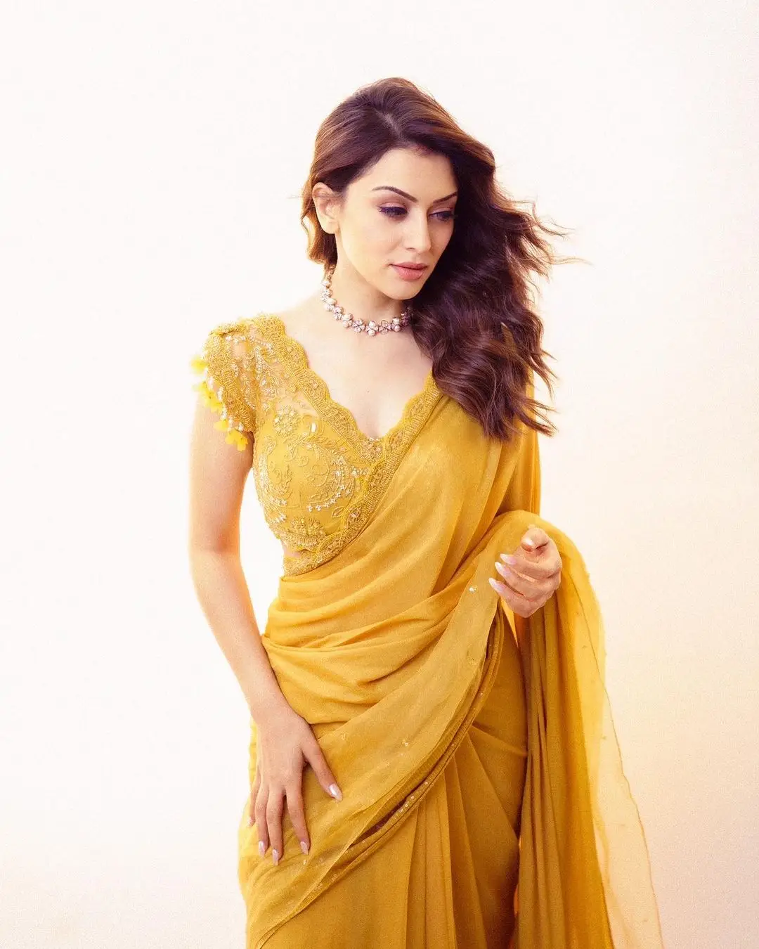 INDIAN GIRL HANSIKA MOTWANI STILLS IN YELLOW COLOR SAREE 2